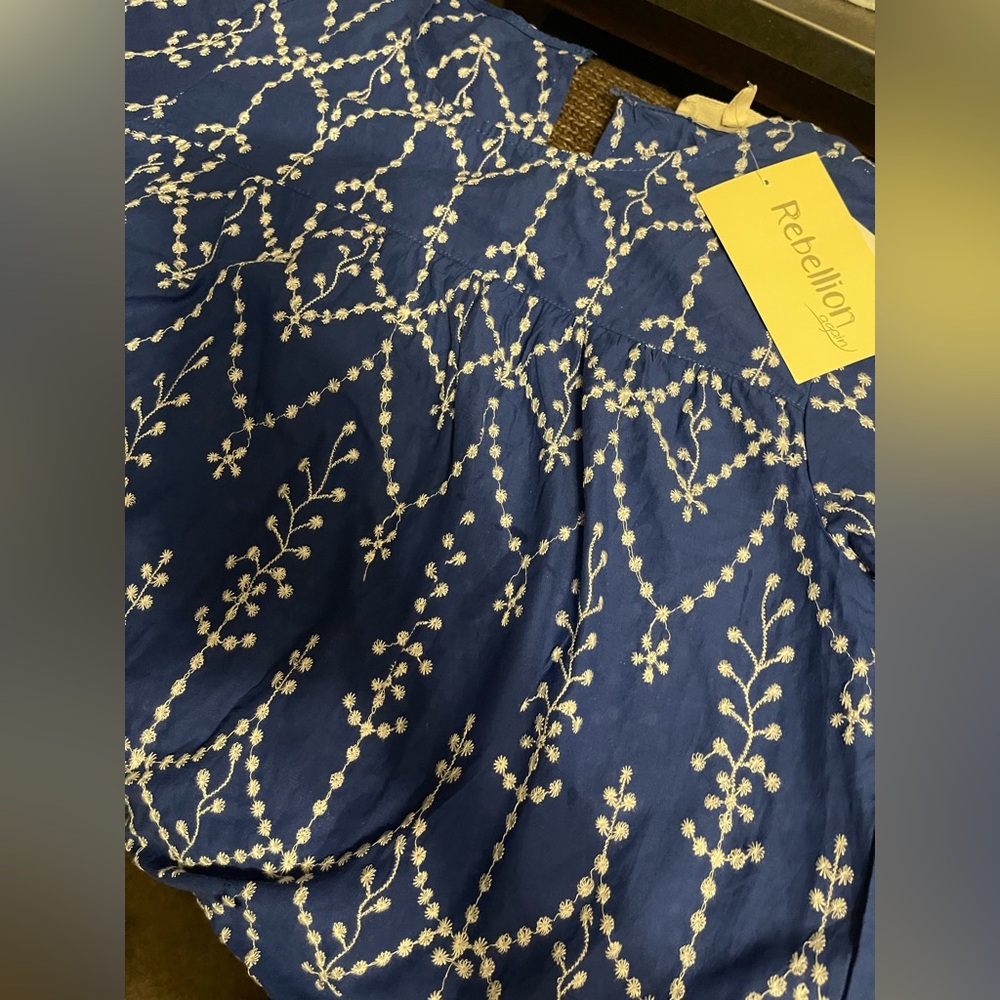 Rebellion NWT Blue and White Floral Top - Picture 3 of 10